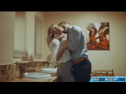 ❤️ Коли грудаста блондинка спокушає вас у громадському туалеті Якісний секс на uk.libporno.ru ☑